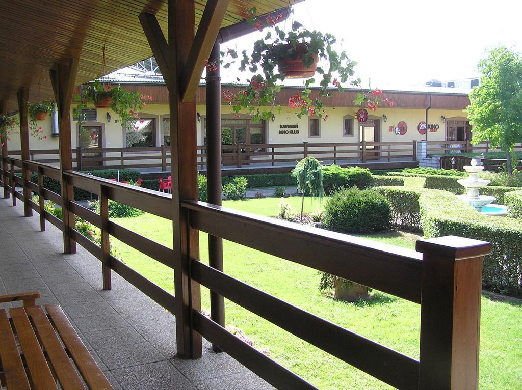Hotel Slnecny Dvor Michalovce Exterior photo