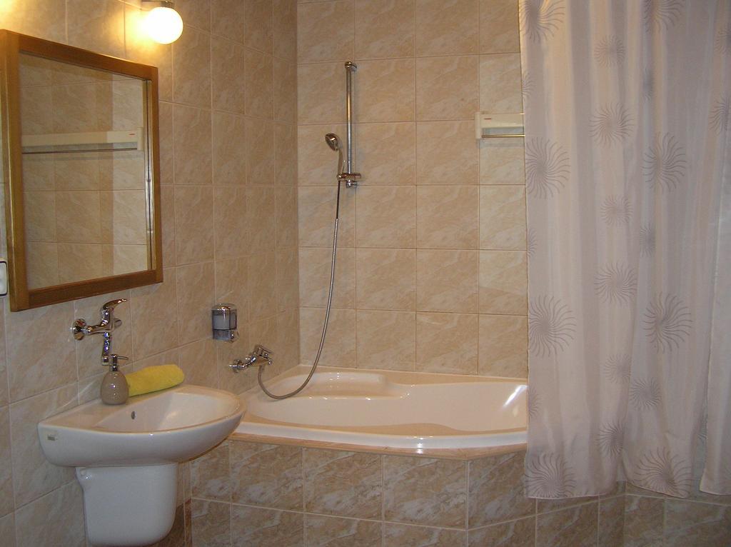 Hotel Slnecny Dvor Michalovce Room photo