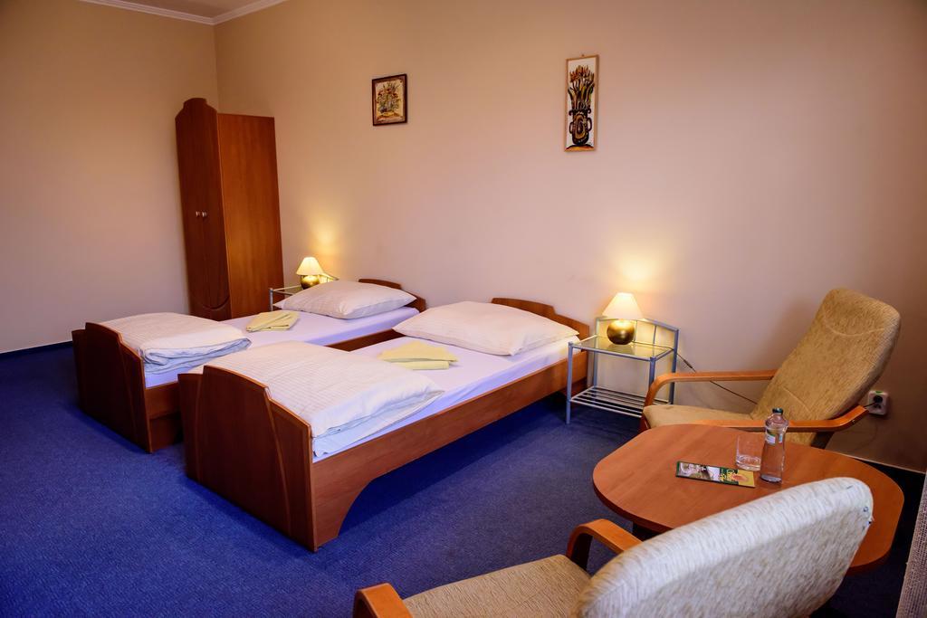 Hotel Slnecny Dvor Michalovce Room photo