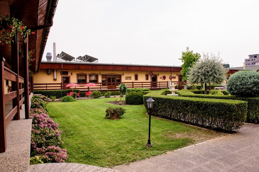Hotel Slnecny Dvor Michalovce Exterior photo