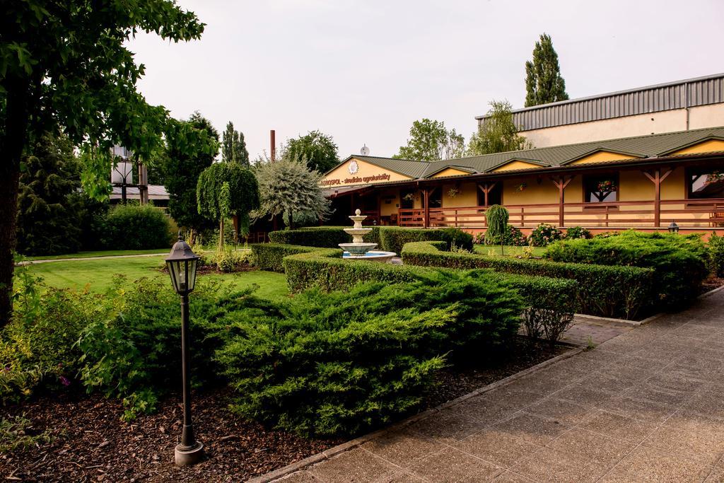 Hotel Slnecny Dvor Michalovce Exterior photo