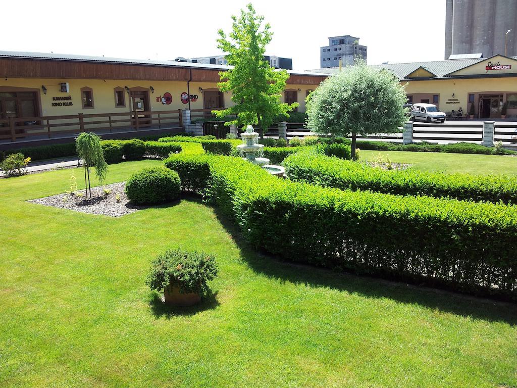 Hotel Slnecny Dvor Michalovce Exterior photo
