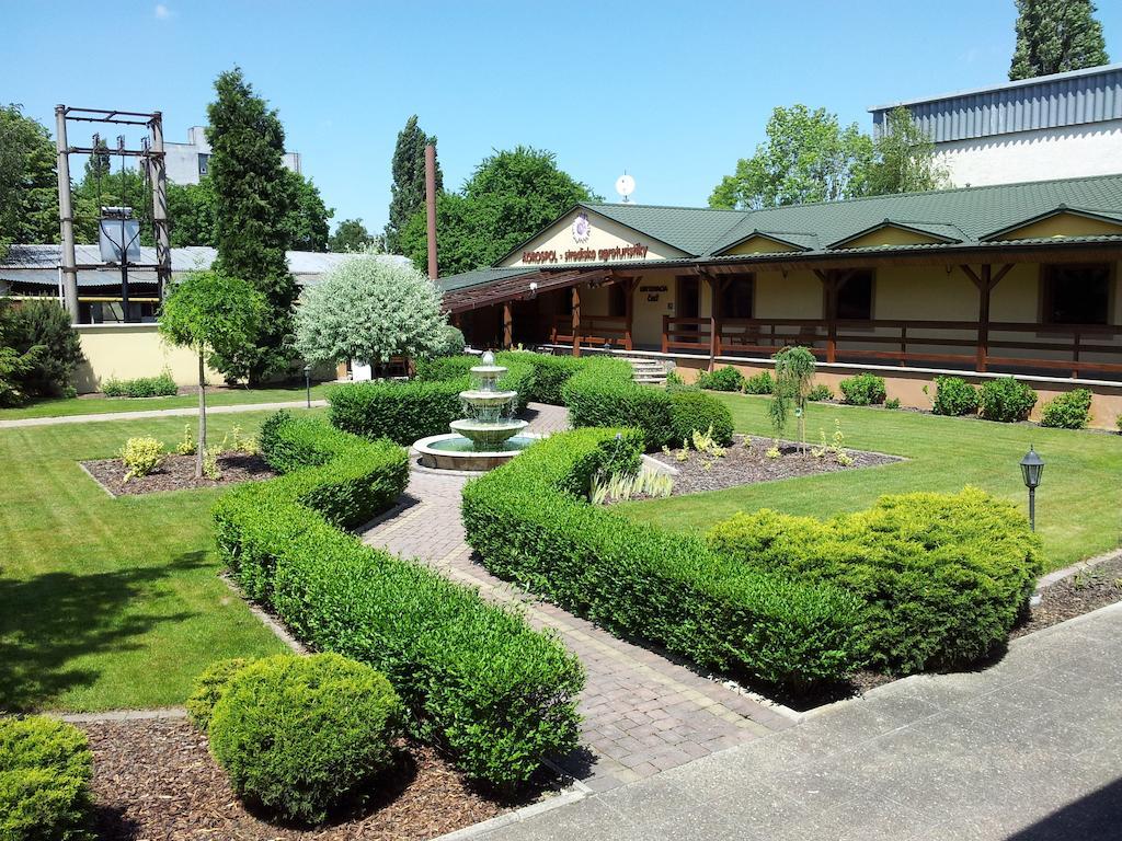 Hotel Slnecny Dvor Michalovce Exterior photo