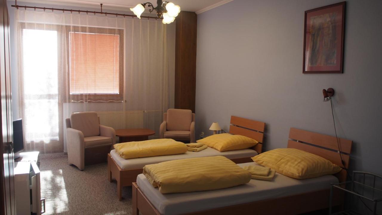 Hotel Slnecny Dvor Michalovce Exterior photo