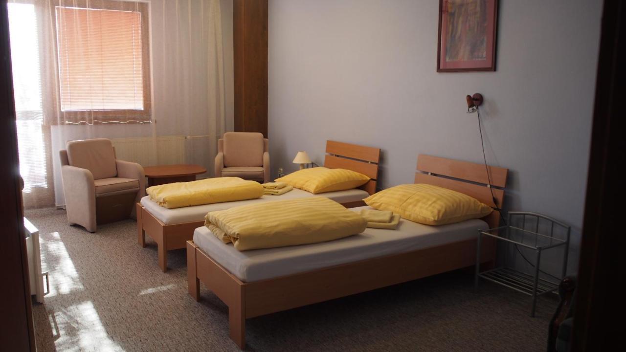 Hotel Slnecny Dvor Michalovce Exterior photo