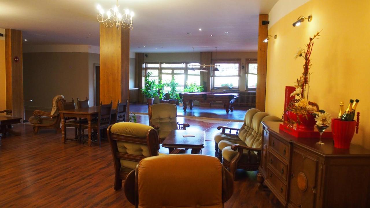 Hotel Slnecny Dvor Michalovce Exterior photo