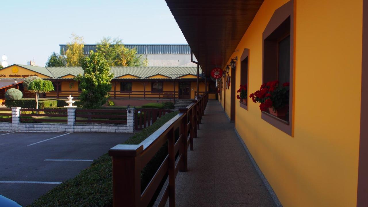 Hotel Slnecny Dvor Michalovce Exterior photo