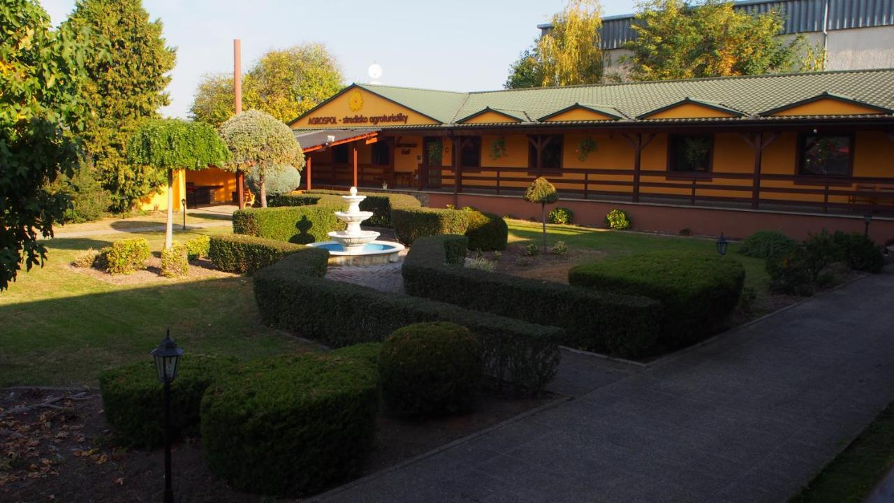 Hotel Slnecny Dvor Michalovce Exterior photo