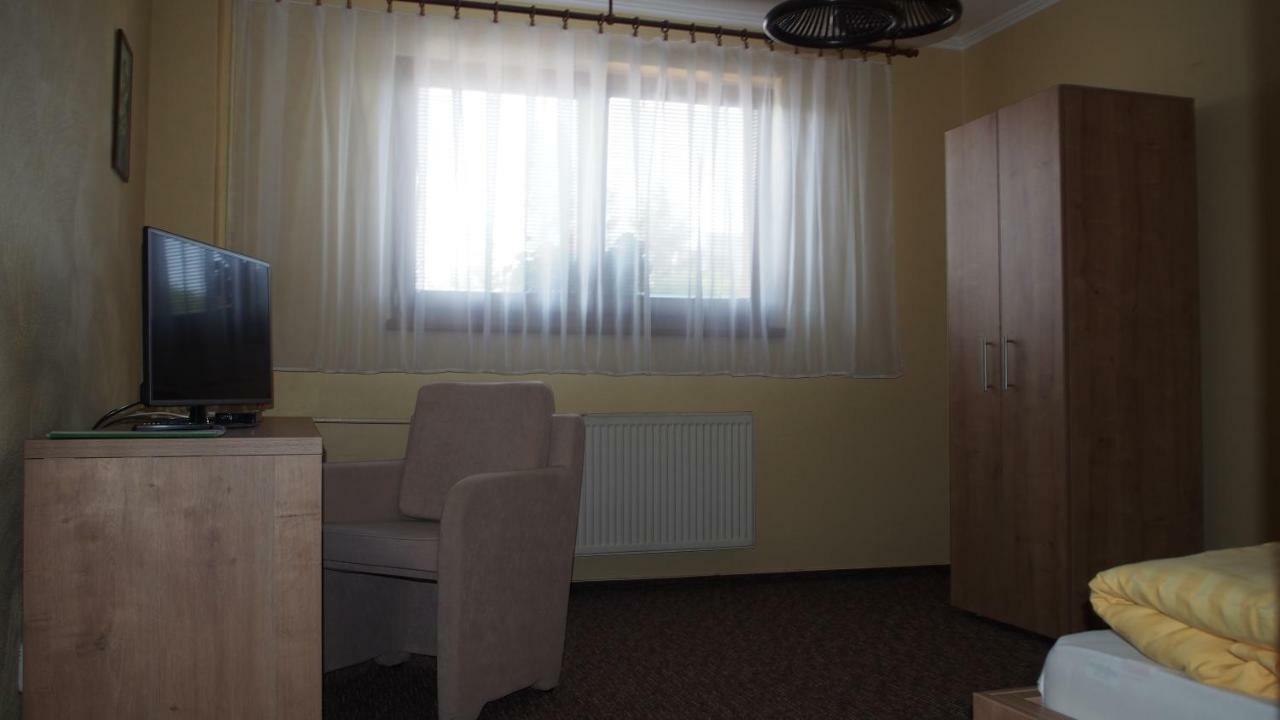 Hotel Slnecny Dvor Michalovce Exterior photo